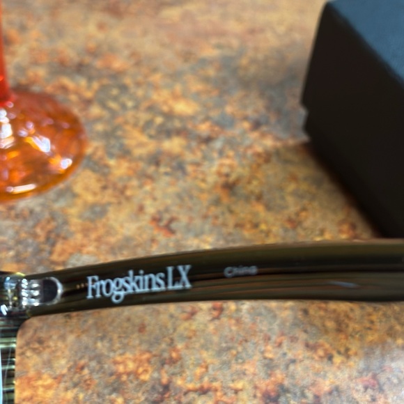 Oakleys ladies Sunglasses - Picture 3 of 7